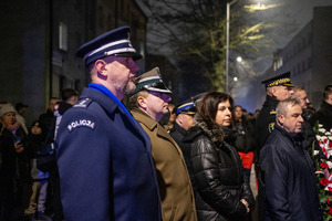 zdjęcie przedstawia komendanta policji wśród innych gości przed pomnikiem