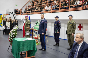 zdjęcie przedstawia przemówienie komendanta Policji na uroczystości