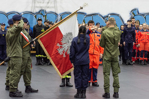 zdjęcie przedstawia ślubowanie przedstawicieli pierwszych klas mundurowych