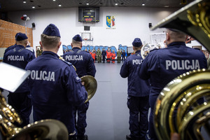 zdjęcie przedstawia orkiestrę i uczniów zebranych na hali