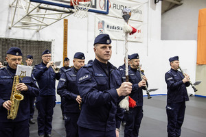 zdjęcie przedstawia muzyków policyjnej orkiestry