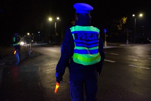 zdjęcie policjantki na drodze