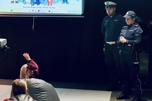 zdjęcie przedstawia policjantkę i policjanta na spotkaniu z dziećmi