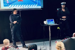 zdjęcie przedstawia policjantkę i policjanta w trakcie prelekcji