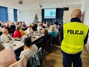 zdjęcie przedstawia policjantów w trakcie prelekcji dla klubu seniora