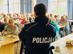 zdjęcie przedstawia policjantów w trakcie prelekcji dla klubu seniora