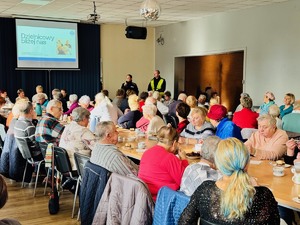 zdjęcie przedstawia policjantów w trakcie prelekcji dla klubu seniora