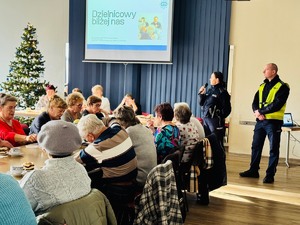 zdjęcie przedstawia policjantów w trakcie prelekcji dla klubu seniora