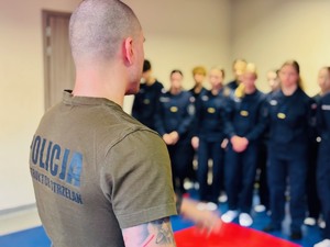 zdjęcie przedstawia uczniów klasy mundurowej i policyjnego instruktora