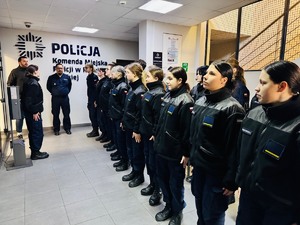 zdjęcie przedstawia uczniów klasy mundurowej w czasie składania meldunku po wejściu do komendy