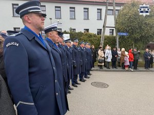 zdjęcie przedstawia stojących policyjnych oficerów