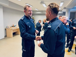 zdjęcie - komendant składa życzenia policjantowi