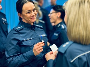 zdjęcie - dwie policjantki składają sobie życzenia