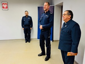 zdjęcie - komendant przemawia, obok stoi kapelan i policjant