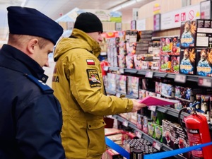 Policjant i strażak w czasie kontroli punkt sprzedaży
