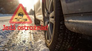 Grafika przedstawia jezdnię przy zimowej aurze oraz napis jedź ostrożnie i znak ostrzegawczy