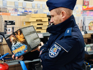 Policjant w czasie kontroli punkt sprzedaży