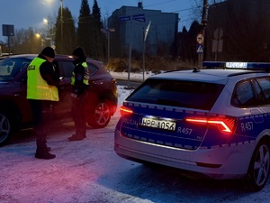 Policjanci ruchu drogowego podczas wykonywania czynności w ramach działań policyjnych
