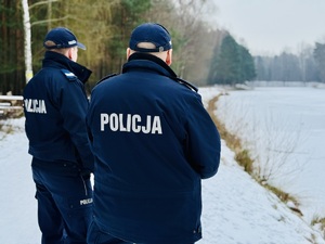 Zdjęcie przedstawia policjantów w czasie kontroli zbiornika wodnego