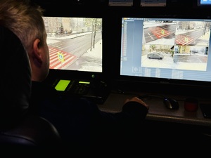 Monitory wewnątrz mobilnego centrum monitoringu