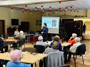 Policjantka podczas wykładu dla seniorów