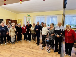 Uczestnicy spotkania pozują do zdjęcia