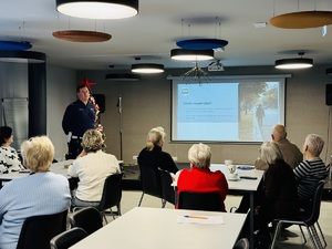 Policjant w czasie wykładu dla seniorów