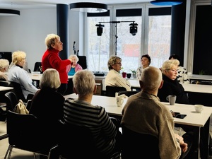 Uczestnicy spotkania zadają pytania policjantom