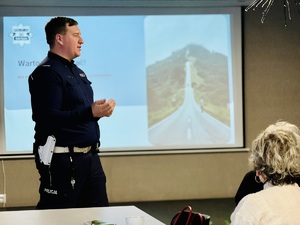 Policjant w czasie wykładu dla seniorów
