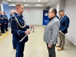 Kierownictwo składa gratulacje emerytom