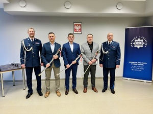 Kierownictwo z emerytami, pozują do zdjęcia