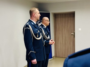 Kierownictwo w umundurowaniu wyjściowym podczas uroczystości