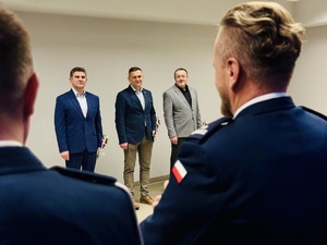 Policyjni emerycie podczas uroczystości