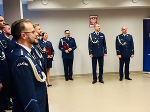 Policjanci w umundurowaniu wyjściowym podczas uroczystości