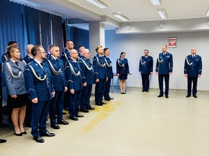 Policjanci w umundurowaniu wyjściowym podczas uroczystości