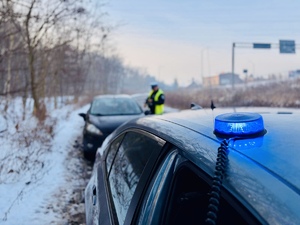 Niebieskie światło uprzywilejowania na dachu pojazdu