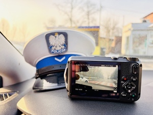 Miernik prędkości i czapka policyjna na podszybiu