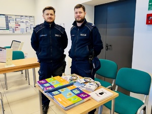 Policjanci przy punkcie profilaktycznym pozują do zdjęcia