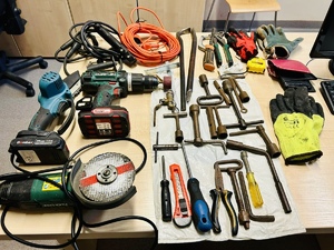 Zdjęcie przedstawia zatrzymane narzędzia i przedmioty