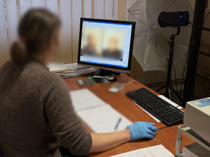 Zdjęcie przedstawia technika kryminalistyki podczas czynności służbowych