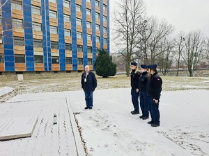 Uczniowie oddają hołd przy Grobie Policjanta Polskiego