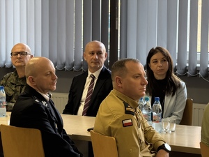 Uczestnicy uroczystości podczas prezentacji wykładanej przez Komendanta Miejskiego Policji w Rudzie Śląskiej