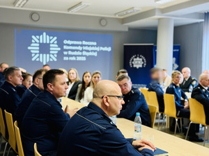 Uczestnicy uroczystości podczas prezentacji wykładanej przez Komendanta Miejskiego Policji w Rudzie Śląskiej