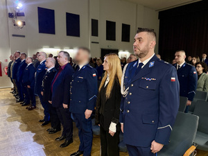 Uczestnicy uroczystości w tym przedstawiciele służb mundurowych