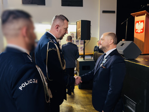 Komendant składa gratulacje odznaczonemu medalem Prezydentowi Miasta