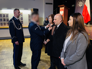 Komendant Miejski Policji składa gratulacje, odznaczonym medalami pracownikom cywilnym