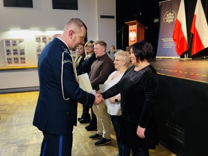 Komendant Miejski Policji składa podziękowania pracownikom cywilnym