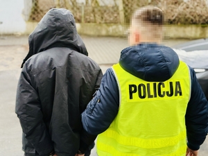 Zatrzymany mężczyzna podczas doprowadzenia