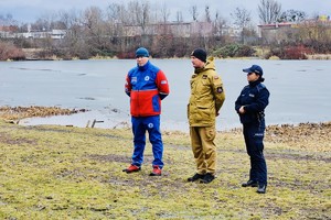 Przedstawiciele służb, podczas witania uczniów