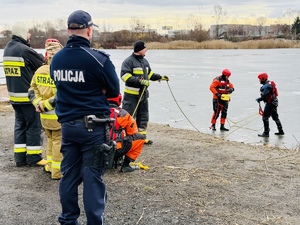 Przedstawiciele służb, podczas ćwiczeń lodowych
